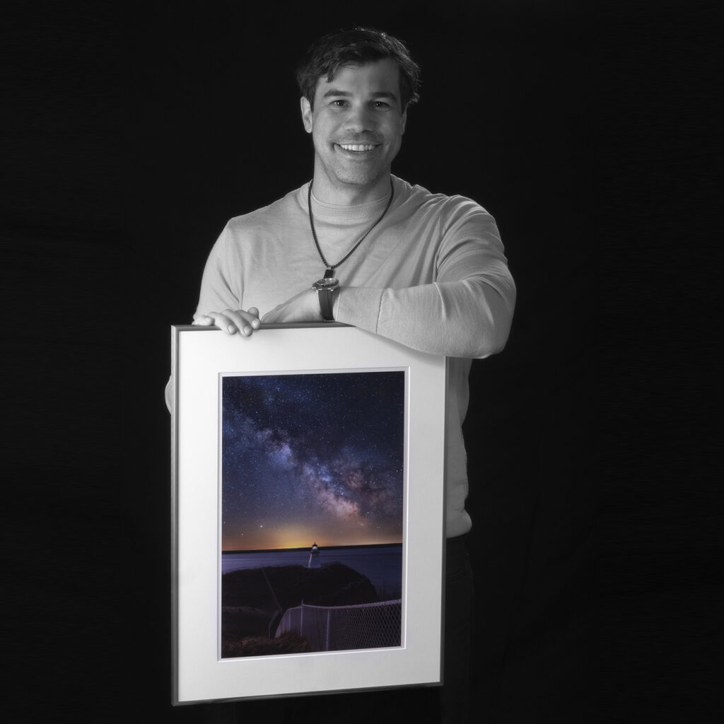 André Poirier tenant une œuvre d’art