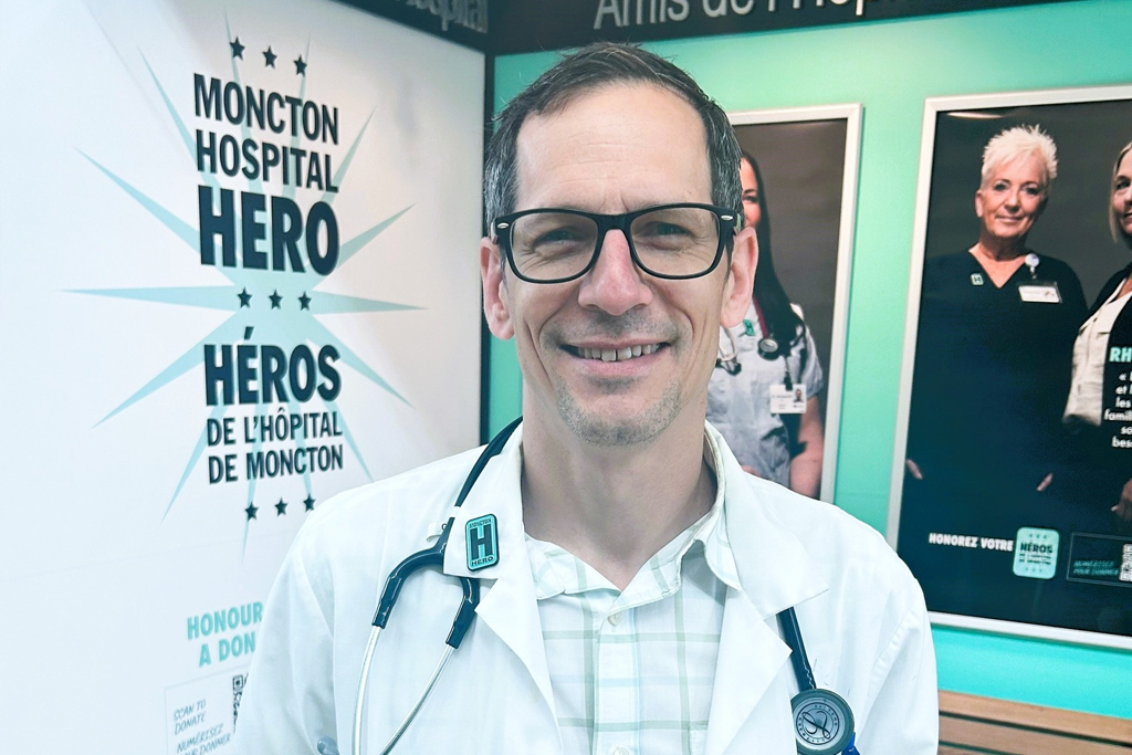 Dr. Gary Duguay tenant une plaque de héros de l'hôpital