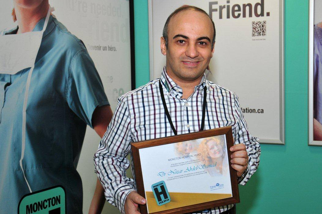 Dr. Nizar Abdel Samad tenant une plaque de héros de l'hôpital