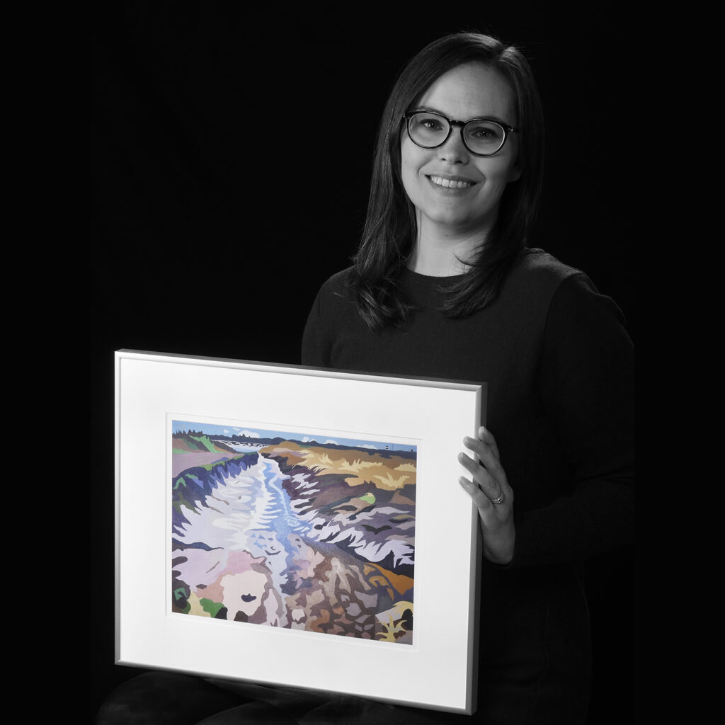 Emily Philips tenant une œuvre d’art