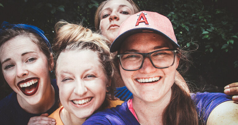 Groupe de filles souriant et riant