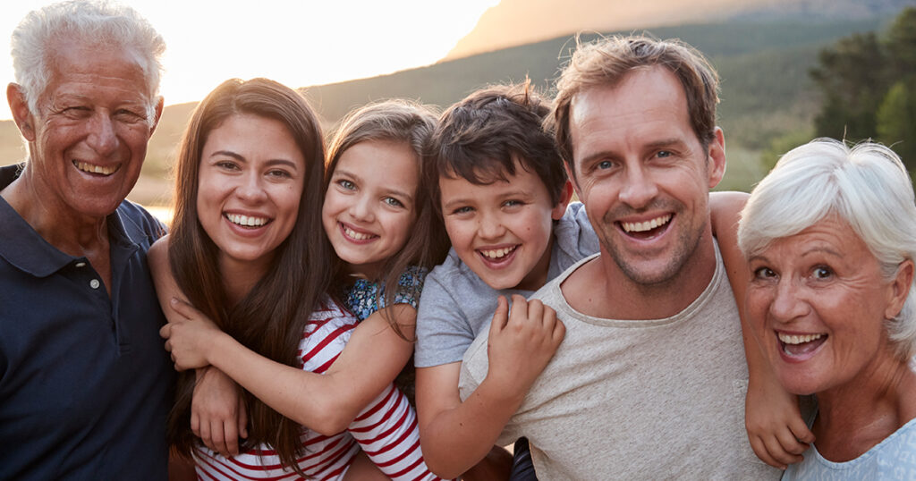 Famille multigénérationnelle dans un champ souriant