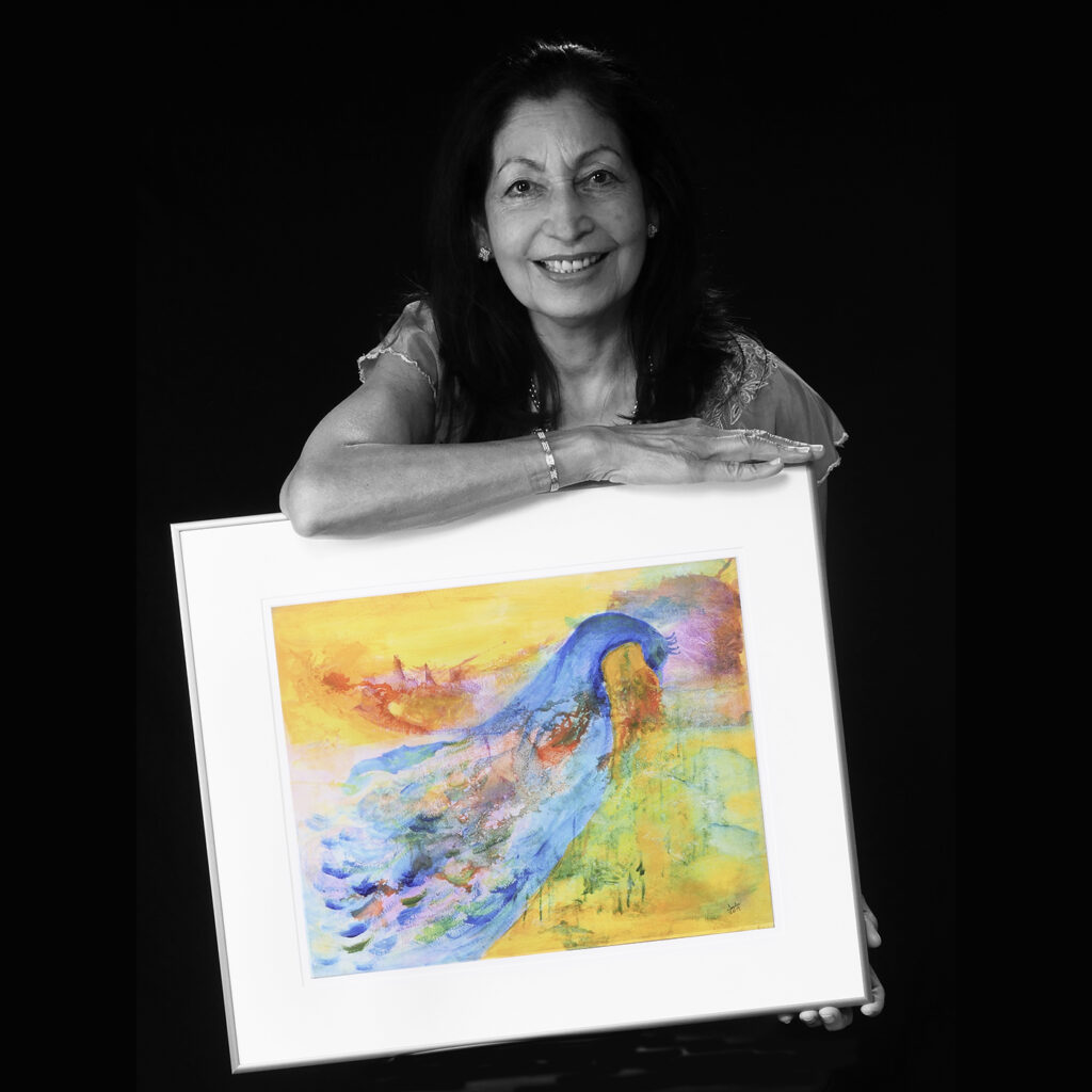 Indu Varma tenant une œuvre d’art