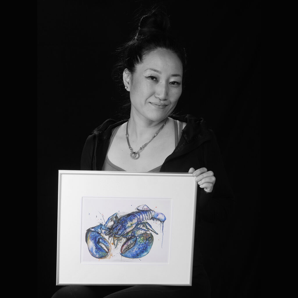 Ji Hyang Ryu tenant une œuvre d'art