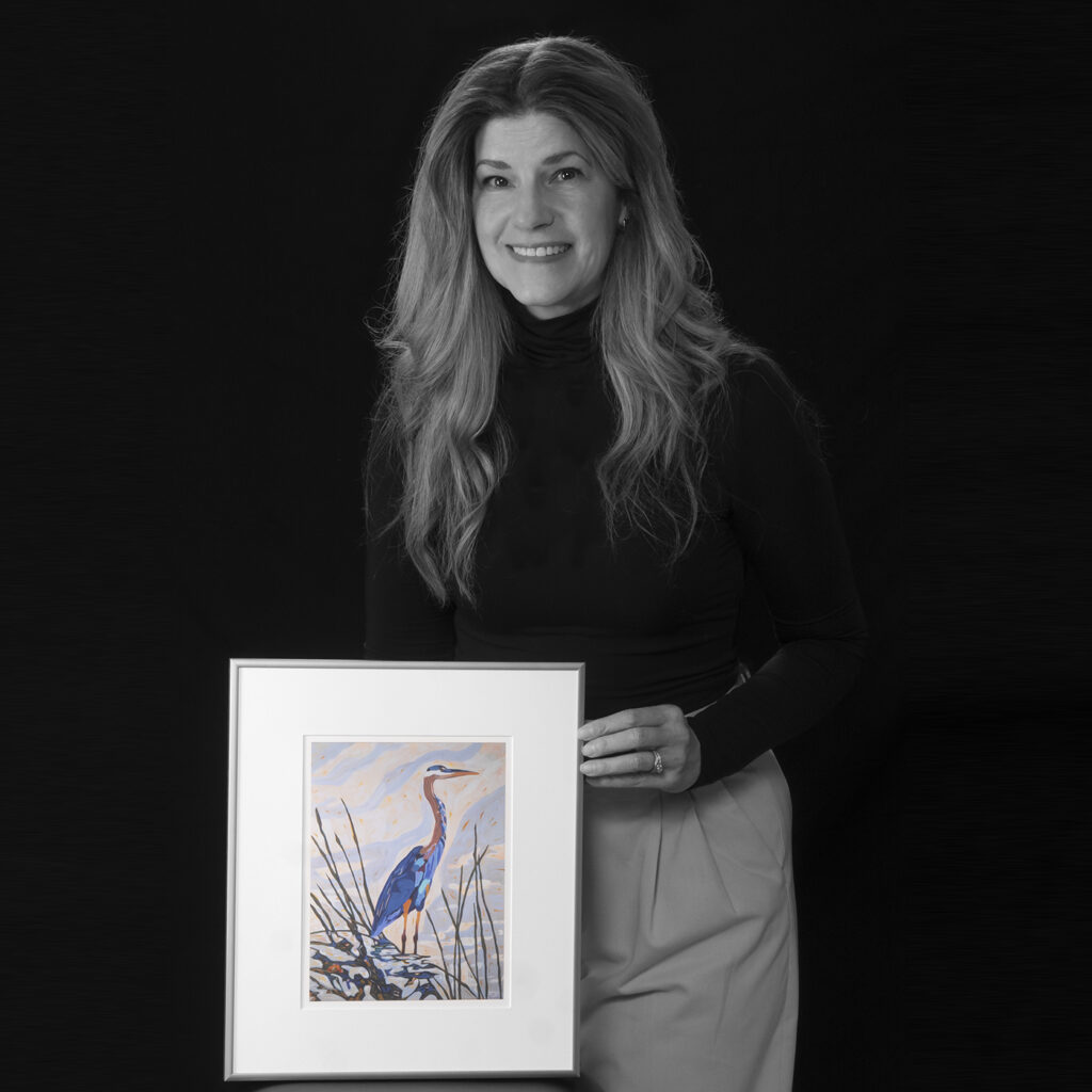 Jill McNair tient une œuvre d'art