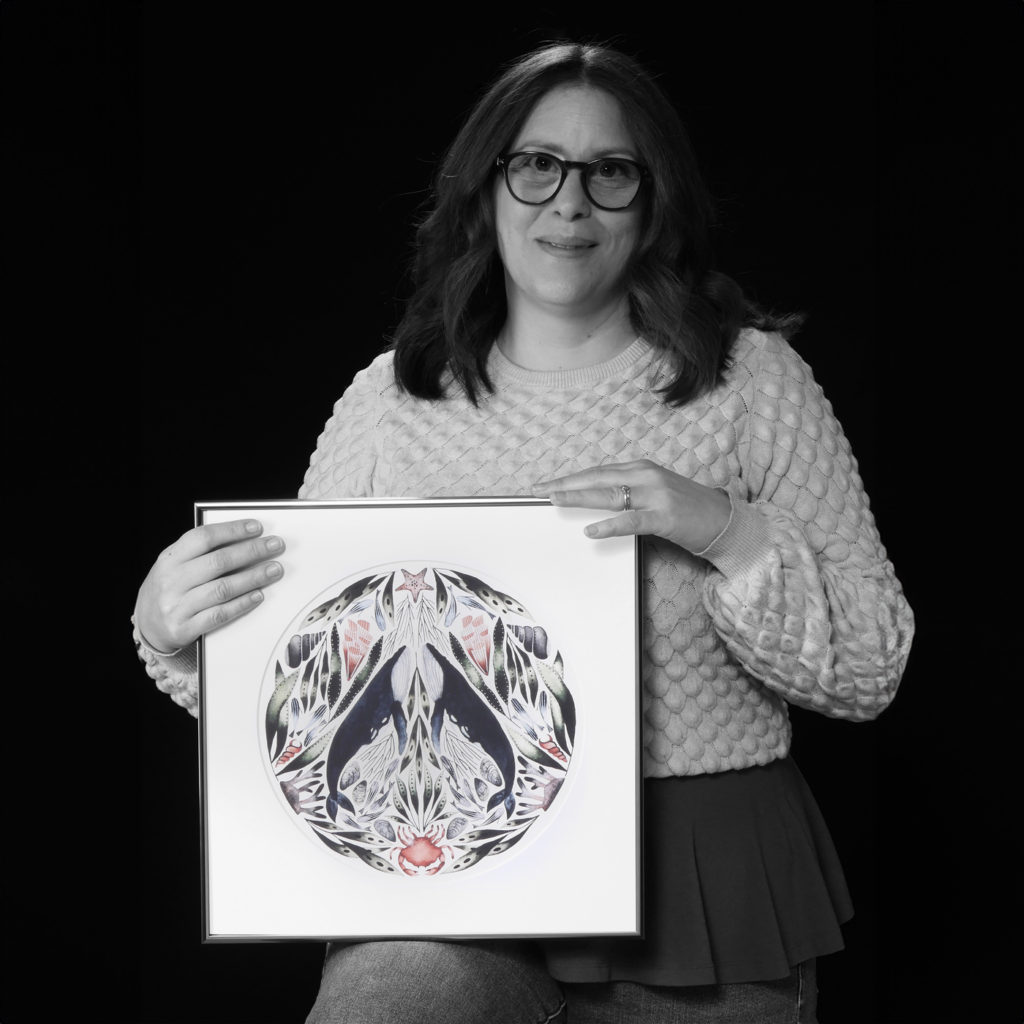 Monica Chamberlain tenant une œuvre d’art