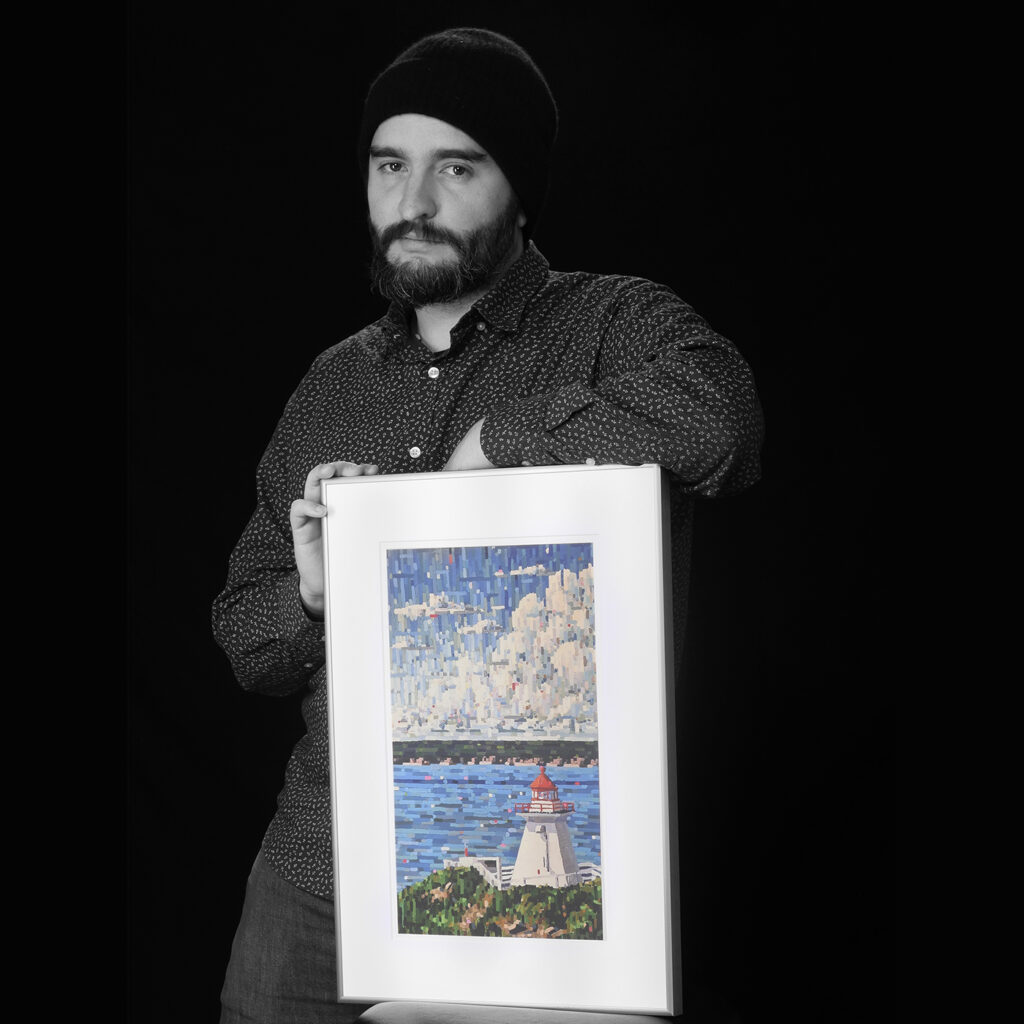 Natt Cann tenant une œuvre d’art