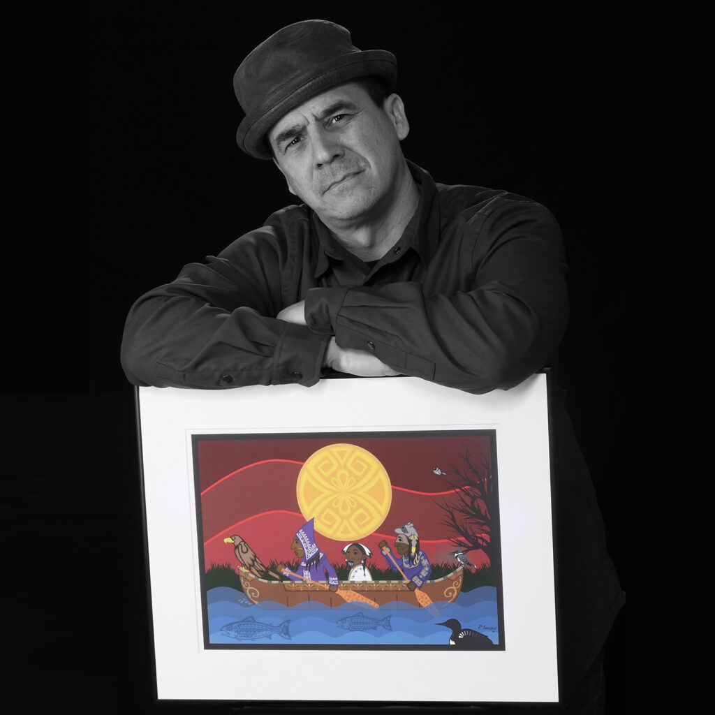 Percy Sacobie tenant une œuvre d’art