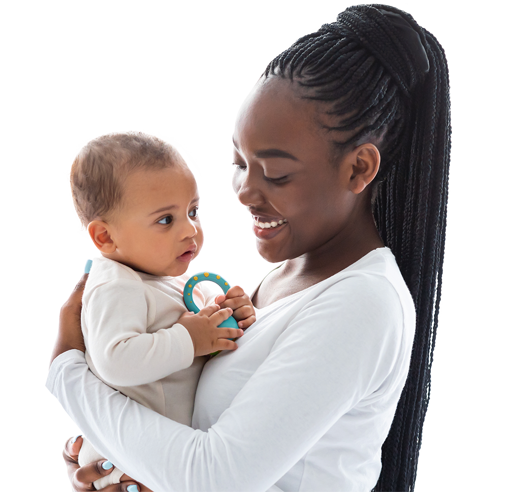 Femme souriante, un bébé dans les bras