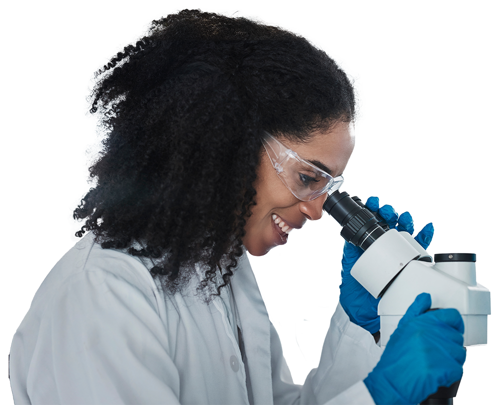 Chercheur utilisant un microscope