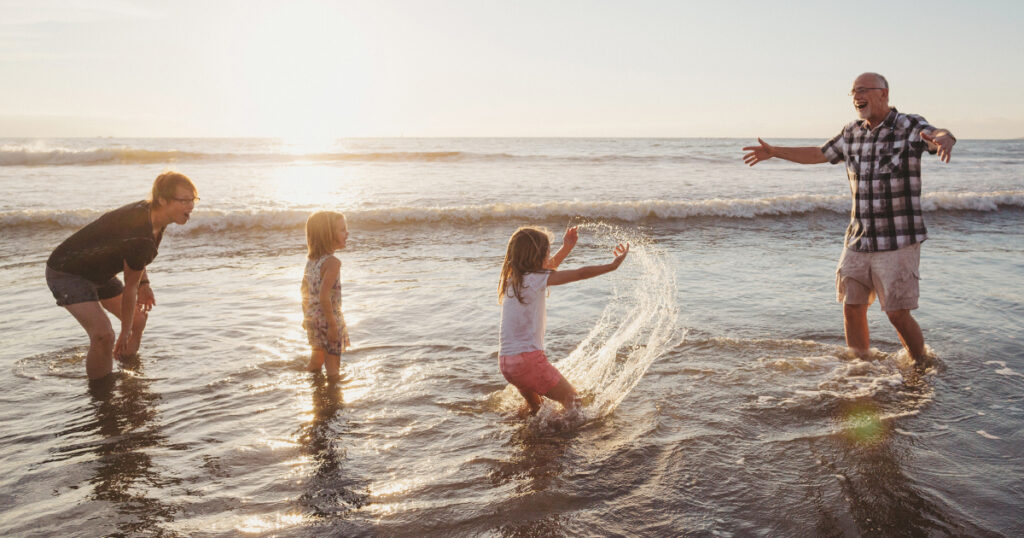La famille joue dans l'eau