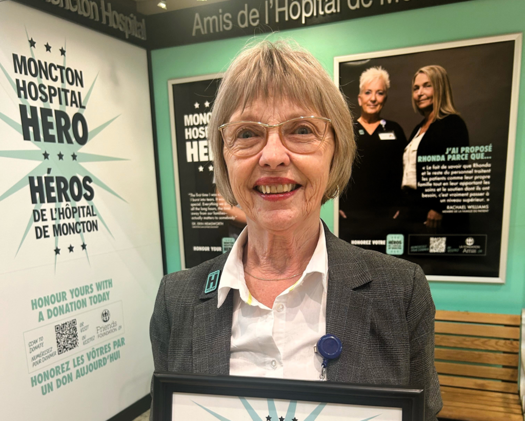 Lori Vrensen tenant une plaque de héros de l'hôpital