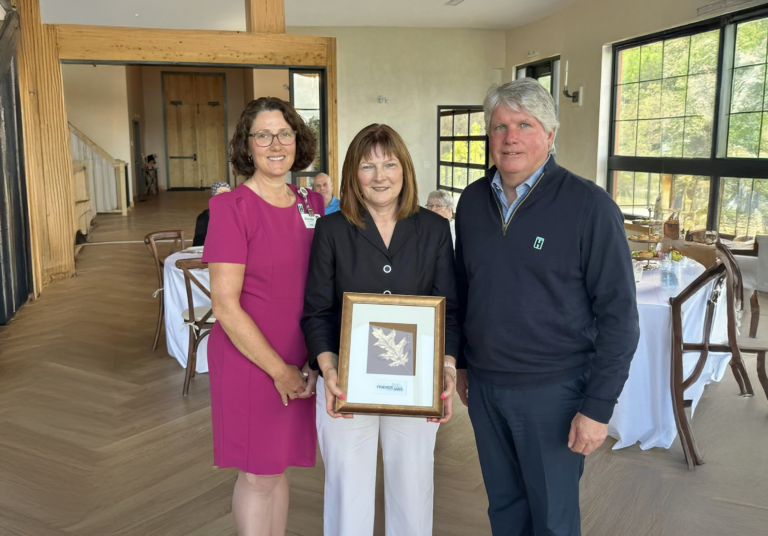 Trois adultes tenant un cadre photo « Don testamentaire