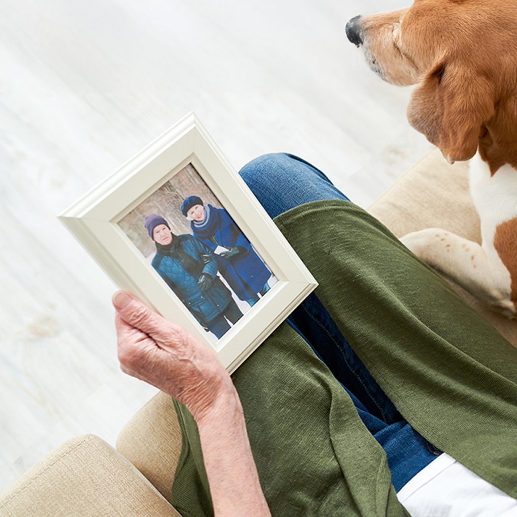 Femmes regardant la photo d'un couple âgé