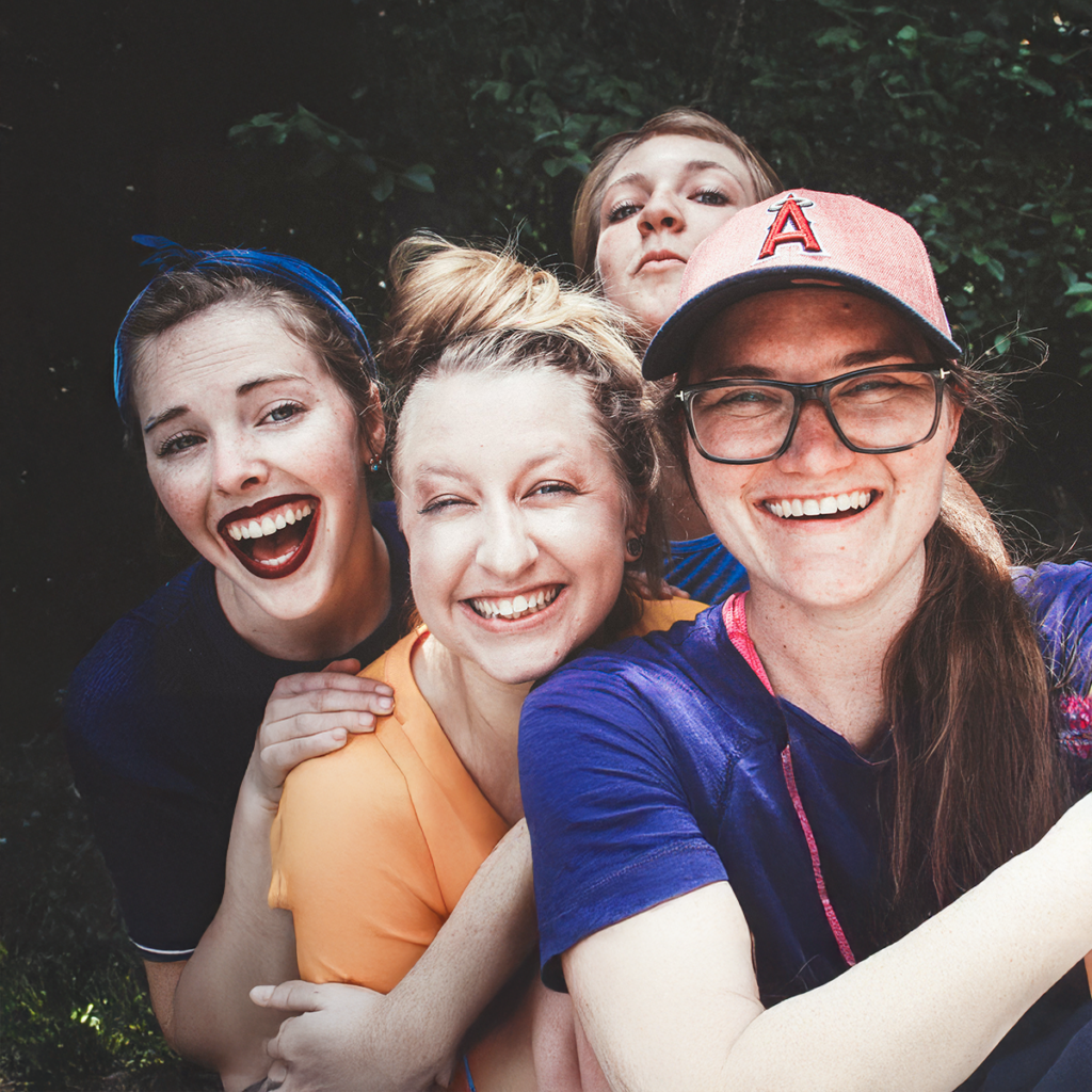 Groupe de filles souriant et riant