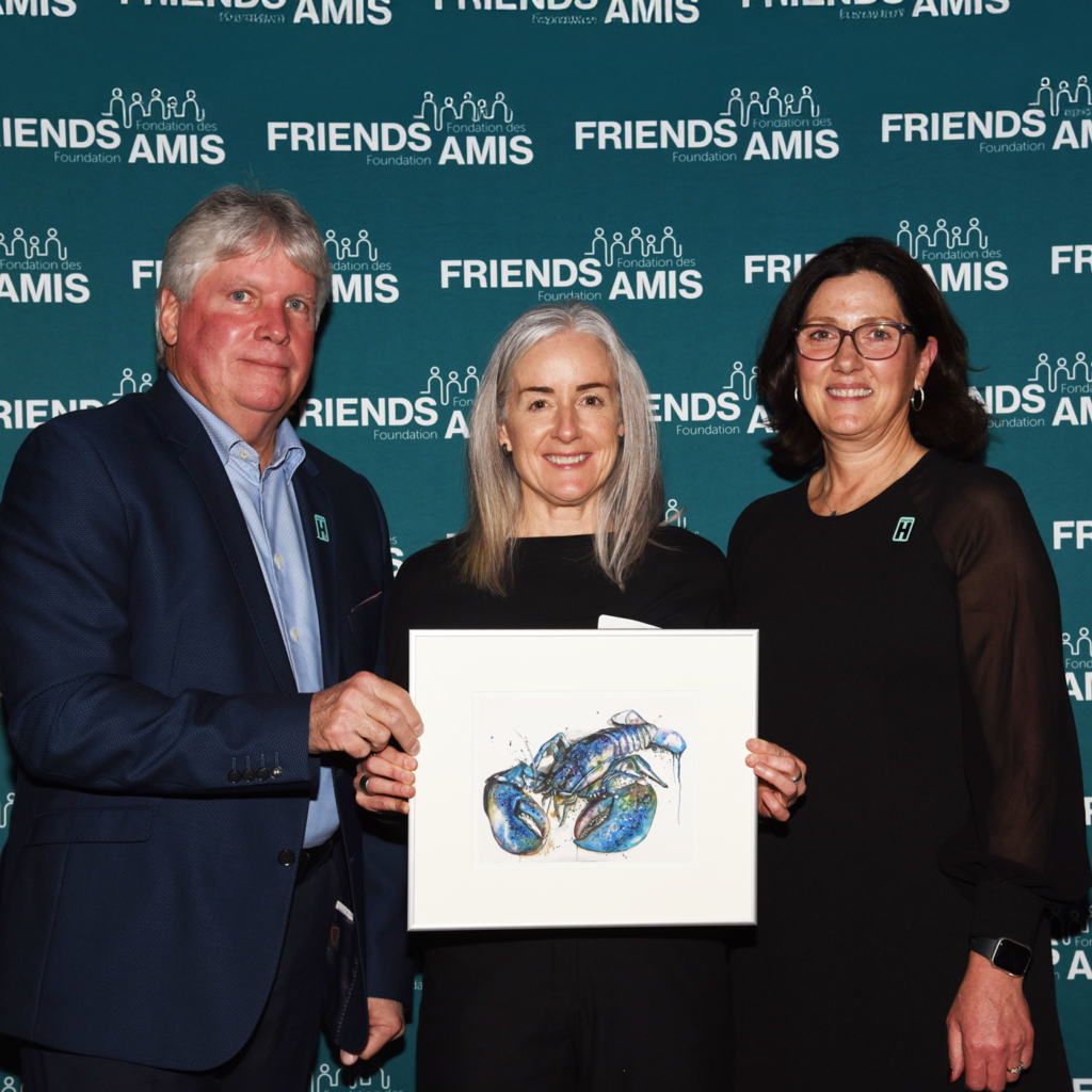 Artiste tenant une œuvre d’art