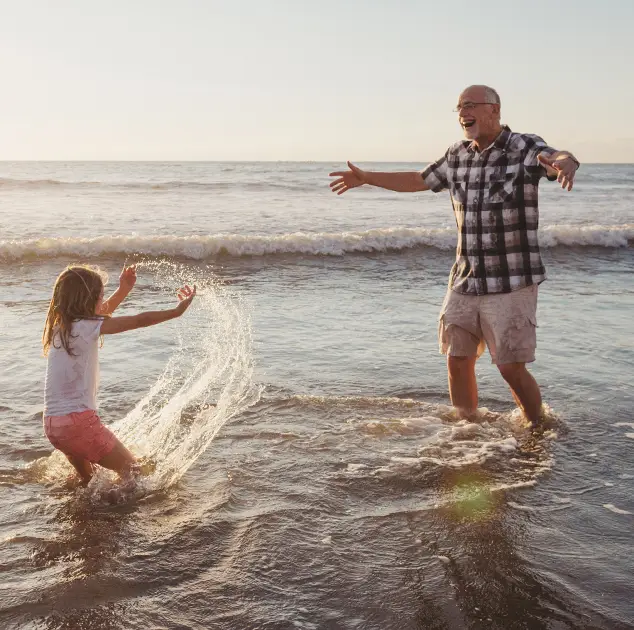 La famille joue dans l'eau