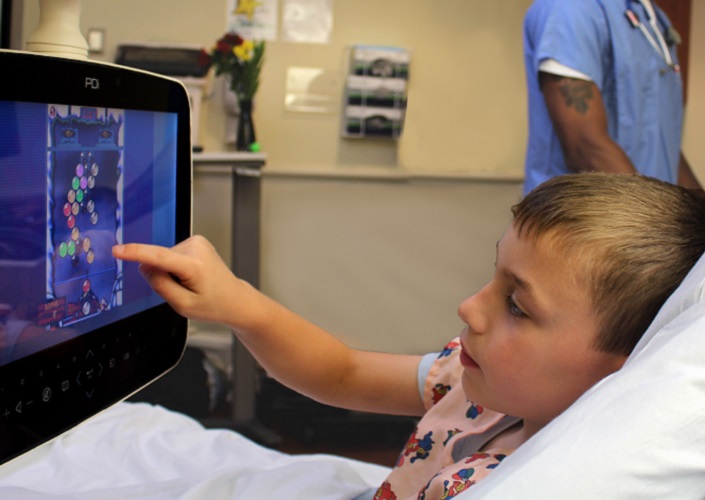 Enfant hospitalisé utilisant une tablette